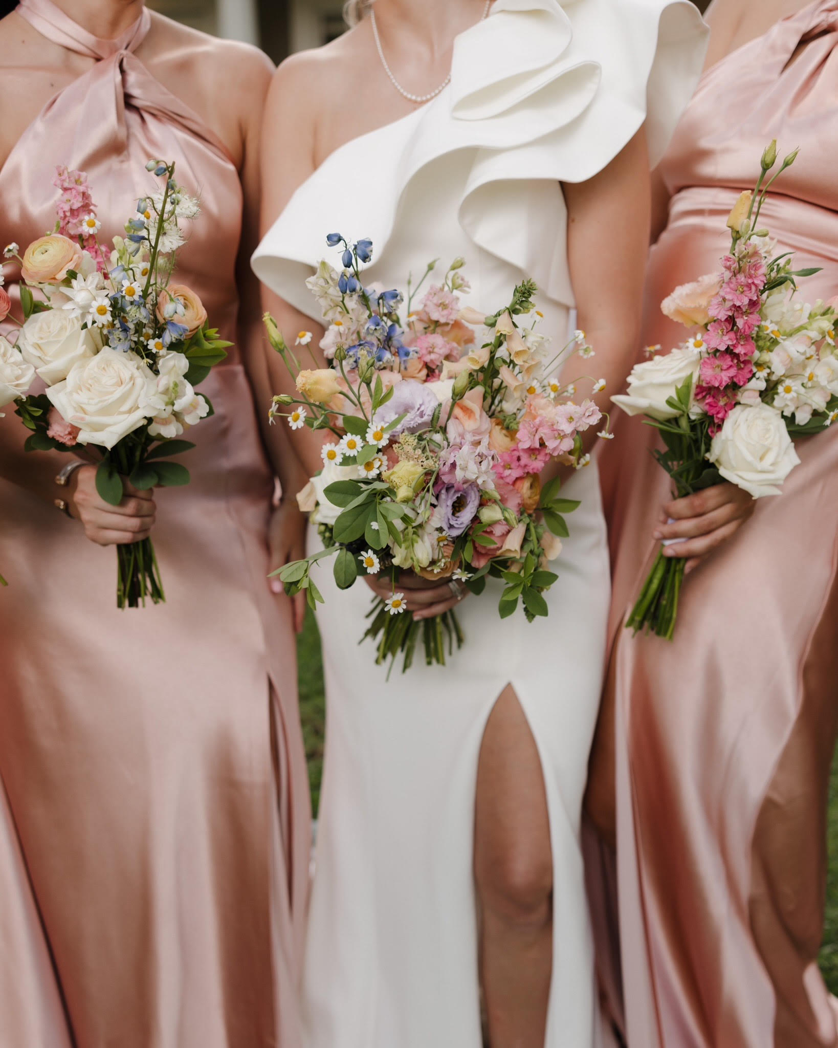 Mangnificent arrangements of wedding flowers!